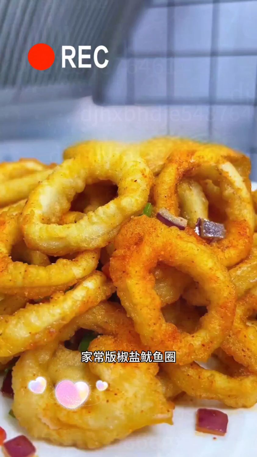 金黄酥脆的椒盐鱿鱼圈,一口咬下去,满满的幸福感!