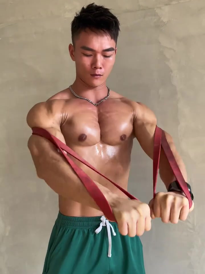 男生胸部肥大该怎么办呐?这套动作帮你解决!