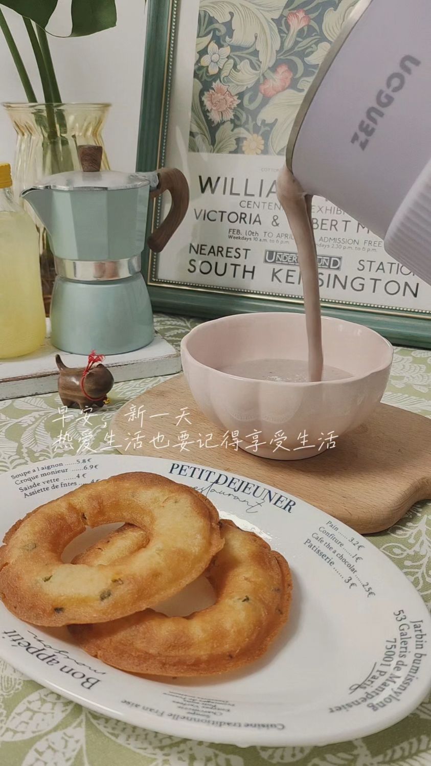 空气炸锅葱油饼和自制豆浆开启美好的早晨~