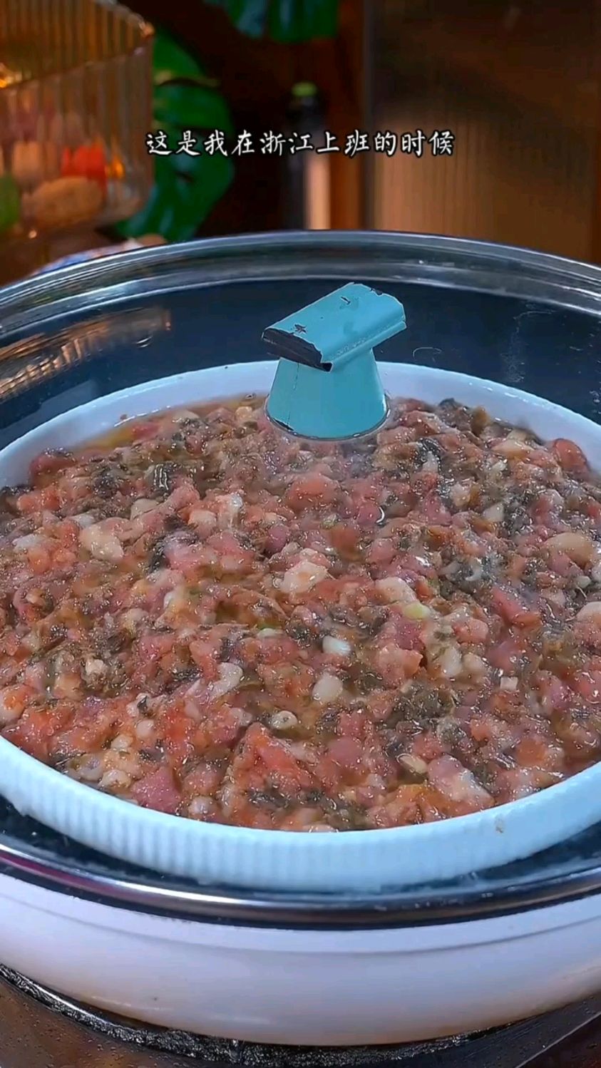 滑嫩鲜香的梅菜扣肉饼，动手自己做。