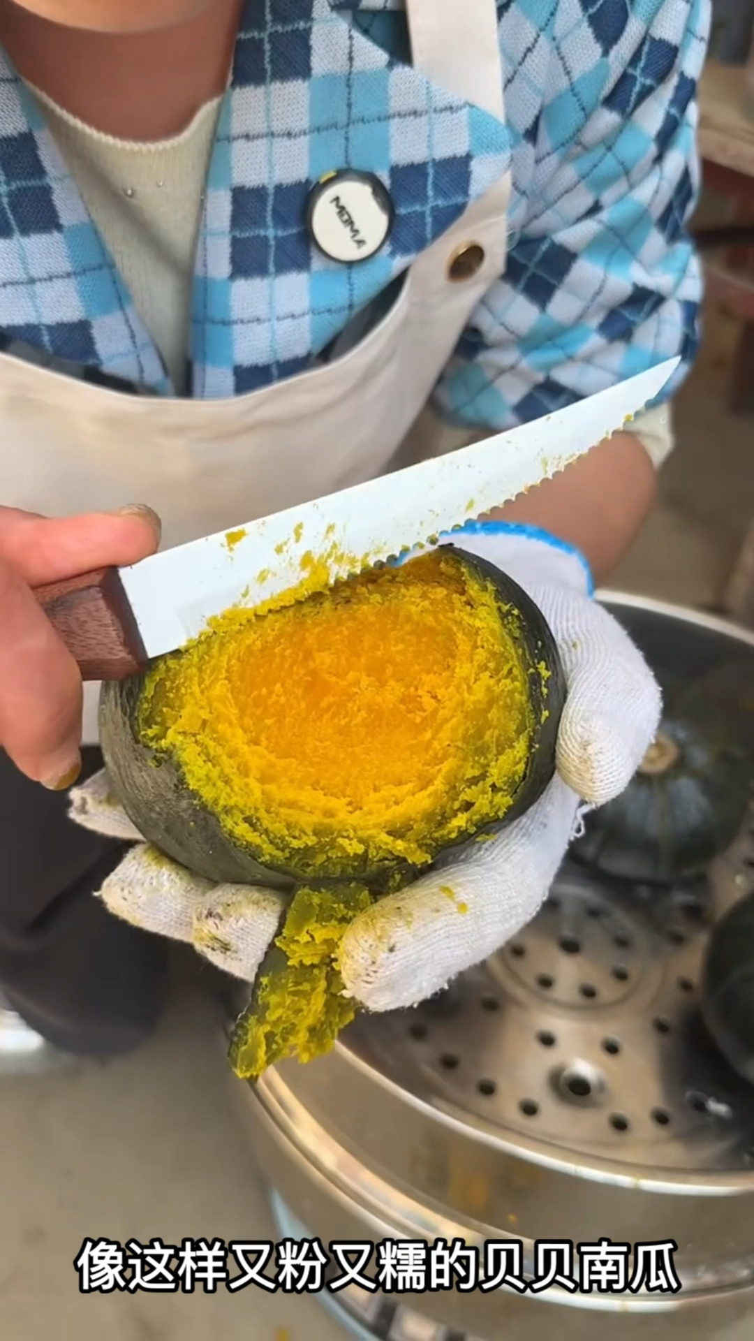 把贝贝南瓜切开蒸？大错特错！整颗丢进去才是对的