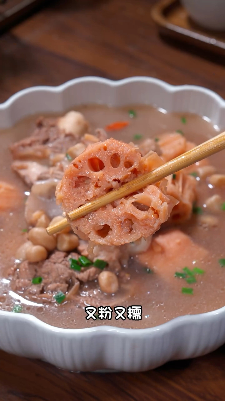 洪湖水浪打浪，粉粉糯糯的莲藕汤，美味又营养