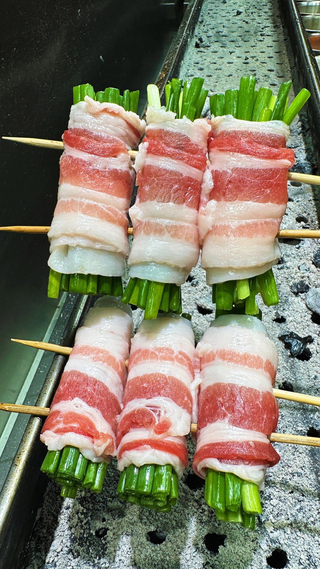 烧烤店的特色菜品五花肉香葱卷