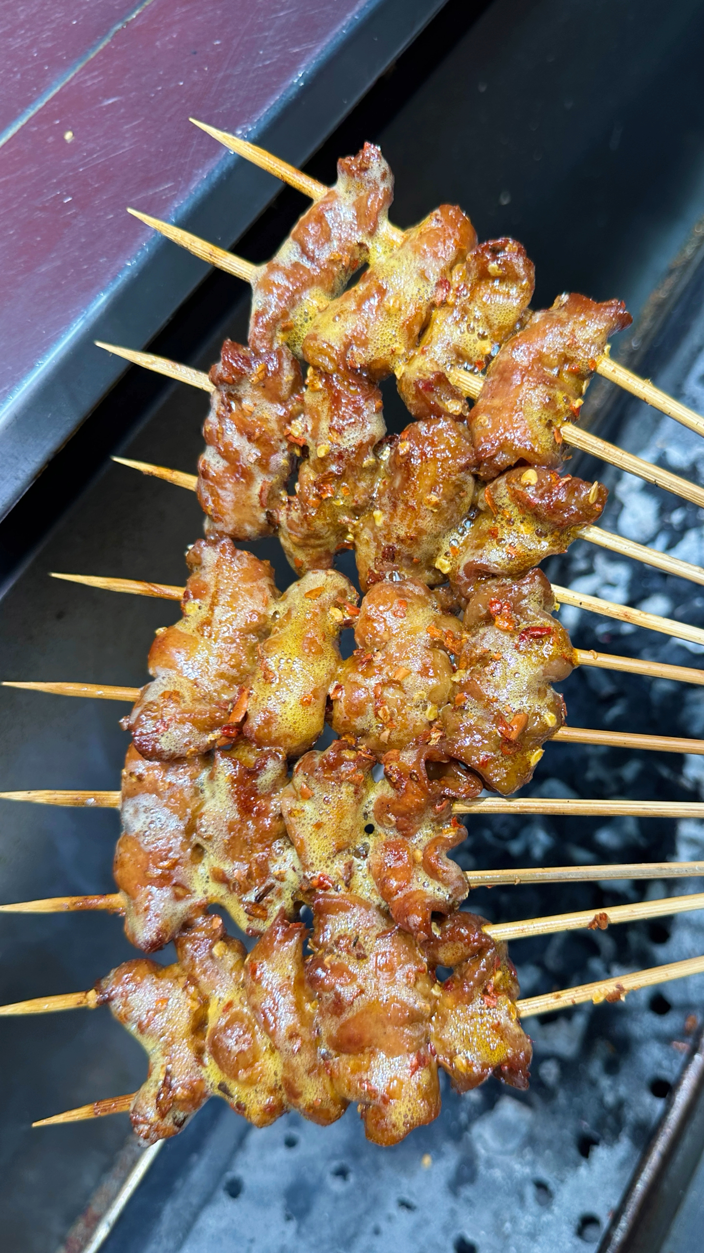 烧烤店的特色香辣脆皮肥肠