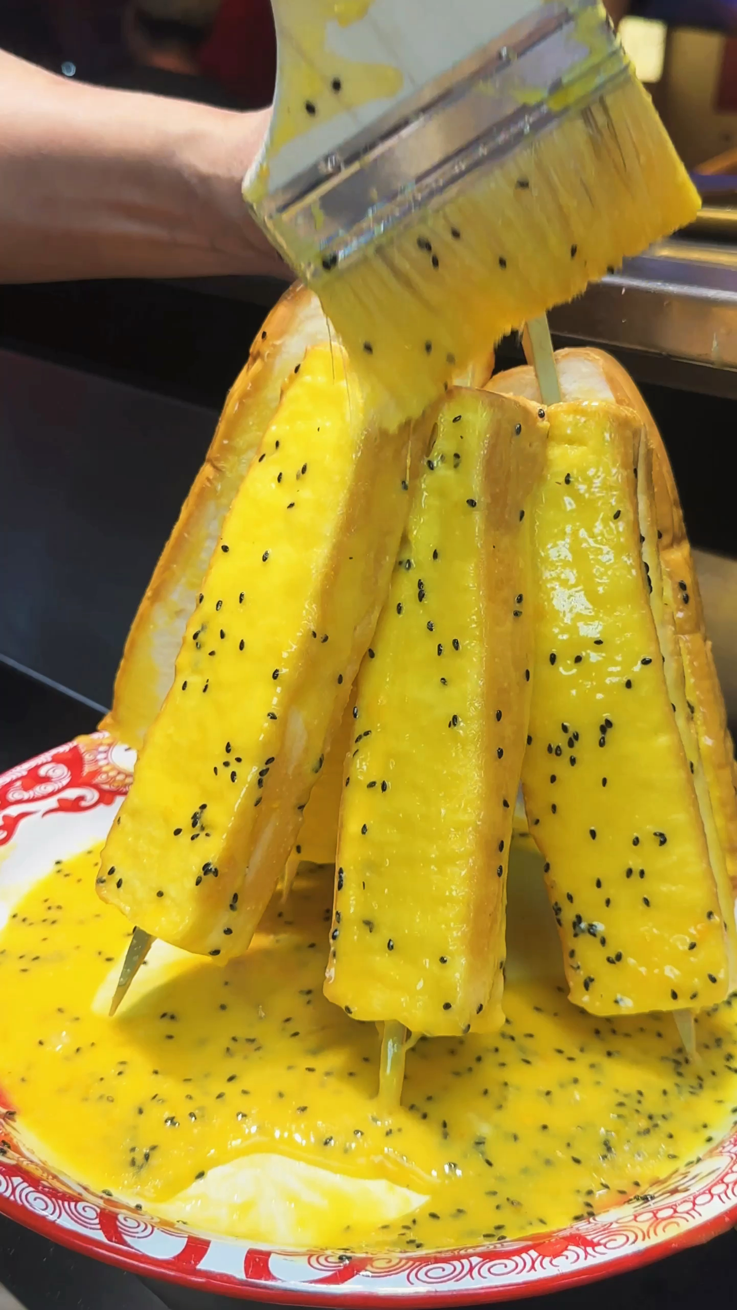 烧烤店的黄金烤面包到底怎么做才好吃?今天一个视频教会你