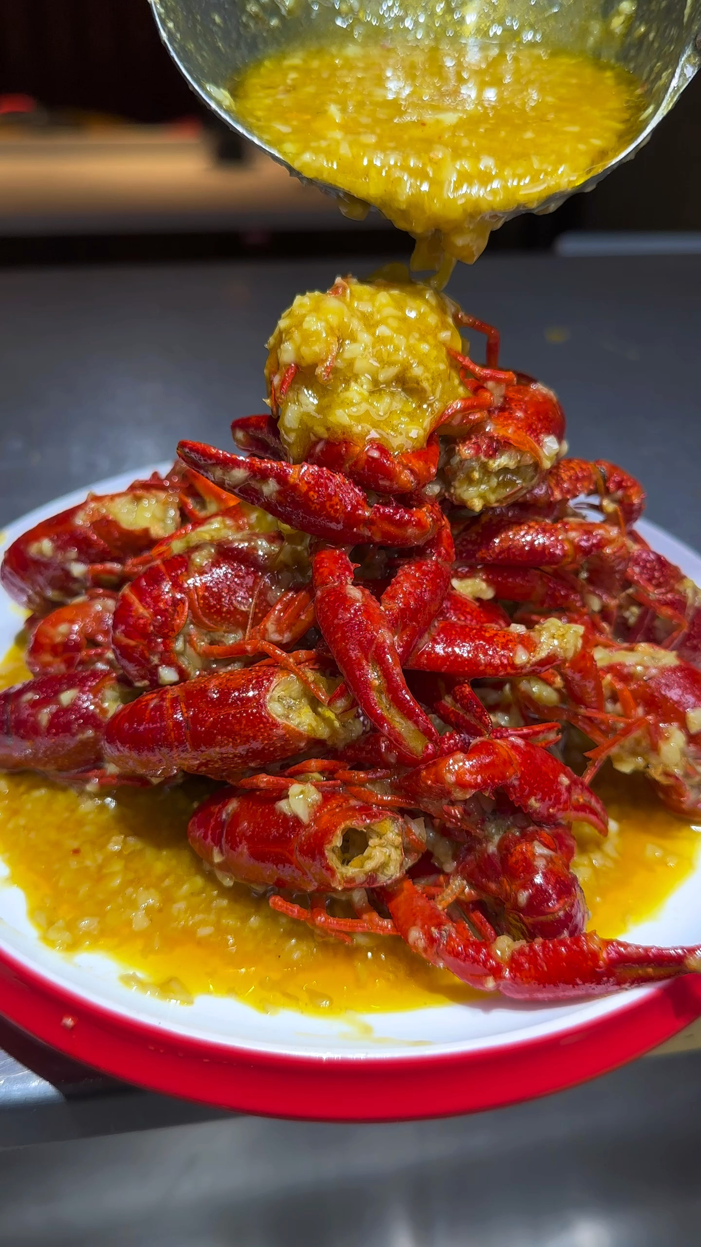 烧烤店的特色蒜香小龙虾