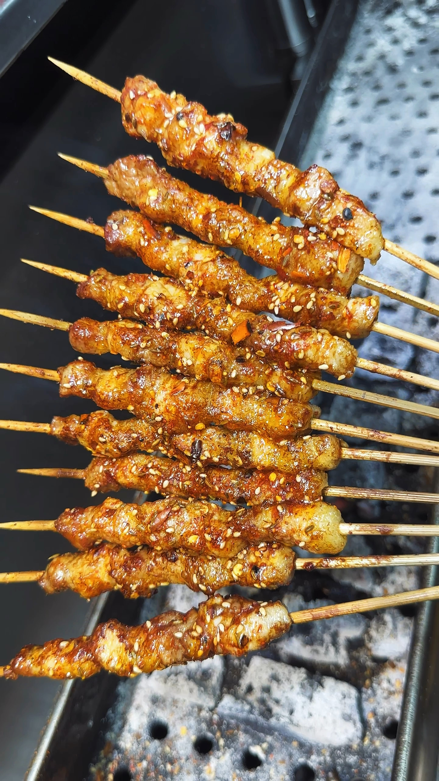 烧烤店的秘制香辣猪肉串