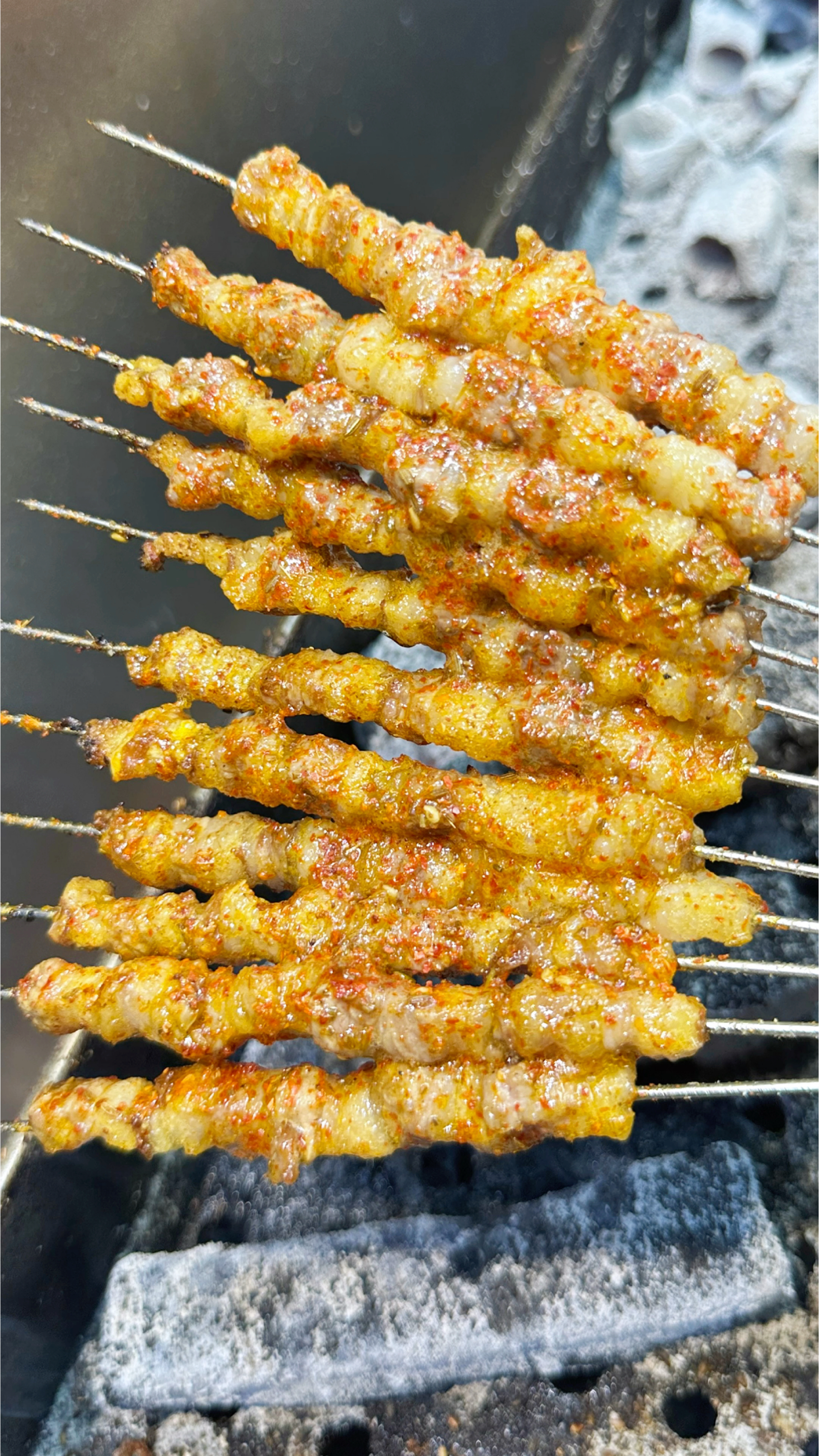 羊肉串到底怎么烤才好吃这个视频告诉你