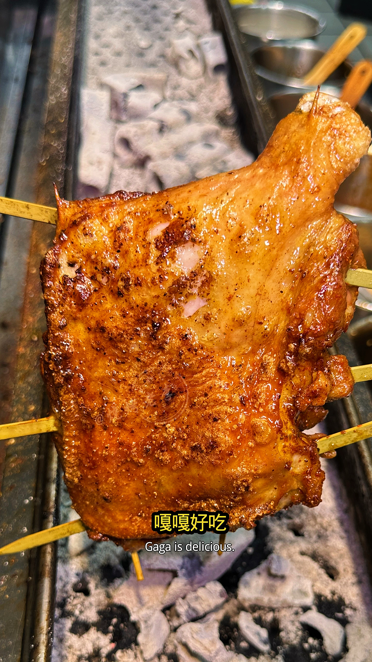 外皮酥脆鲜嫩多汁的碳烤大鸡腿