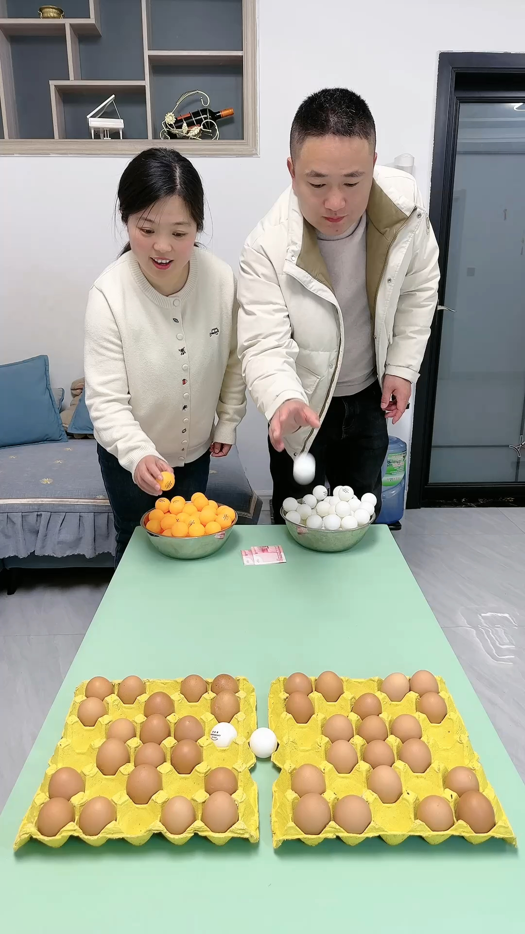 比赛谁先把乒乓球扔到鸡蛋板里