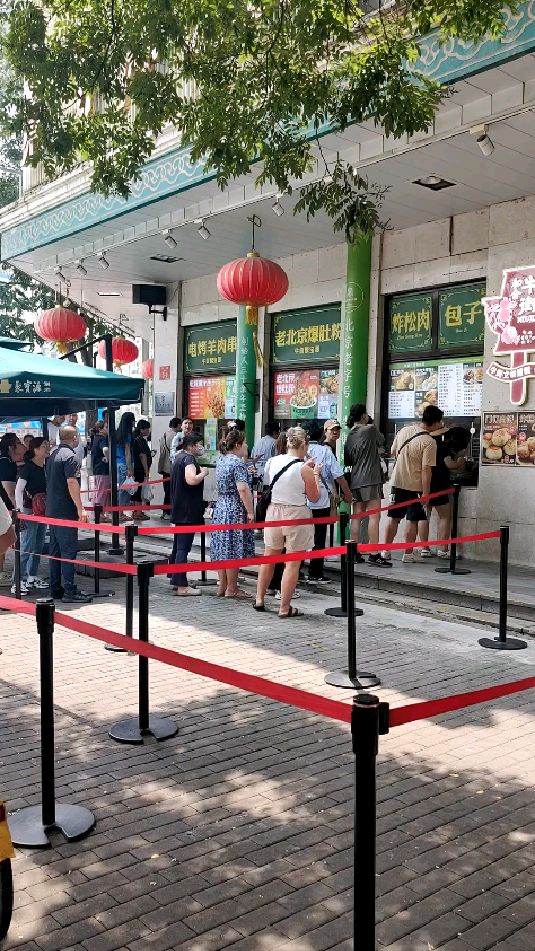 北京牛街，还是这么多人排队