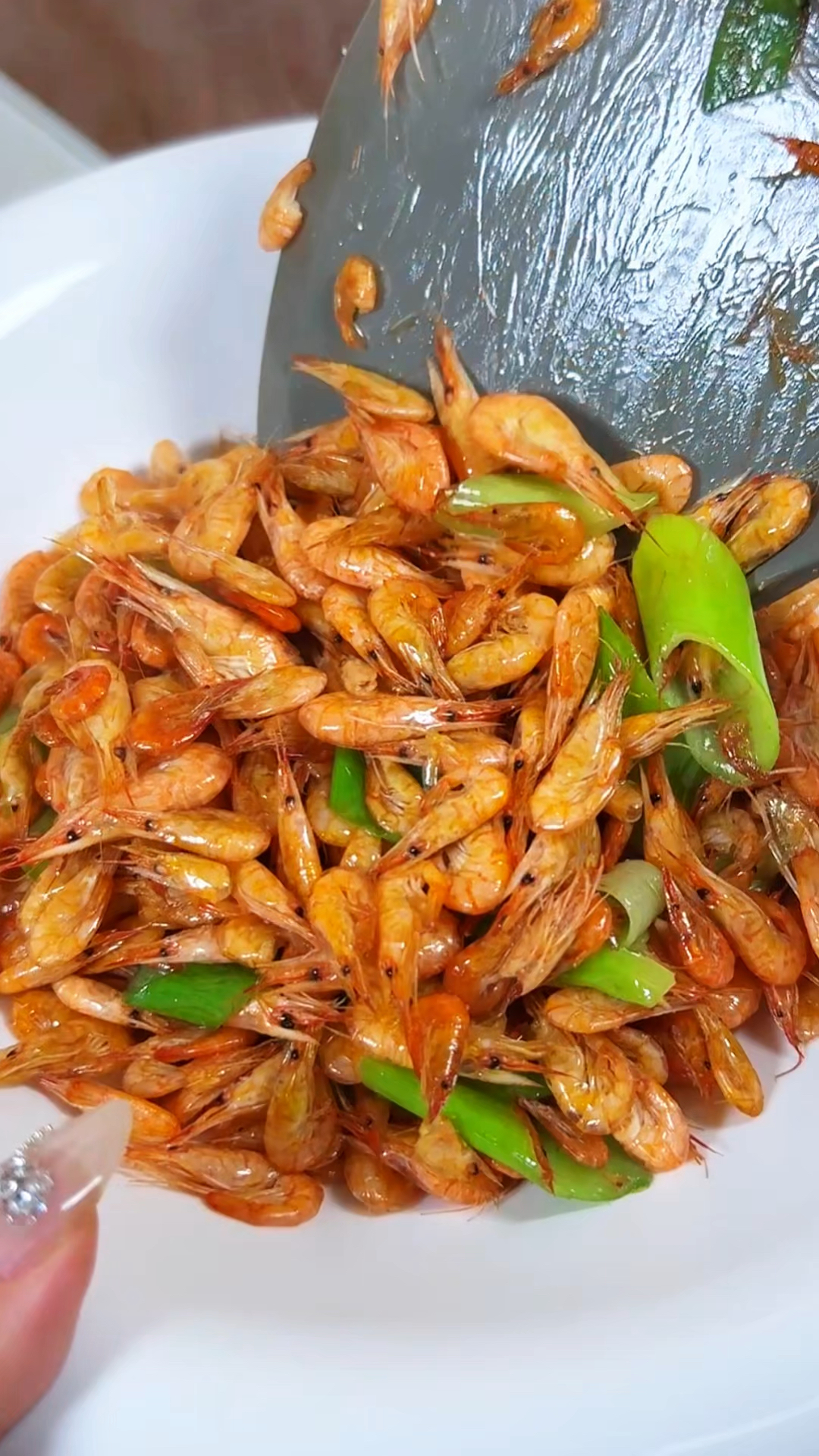每年开春一定要吃的干煸小河虾 味道鲜美营养丰富