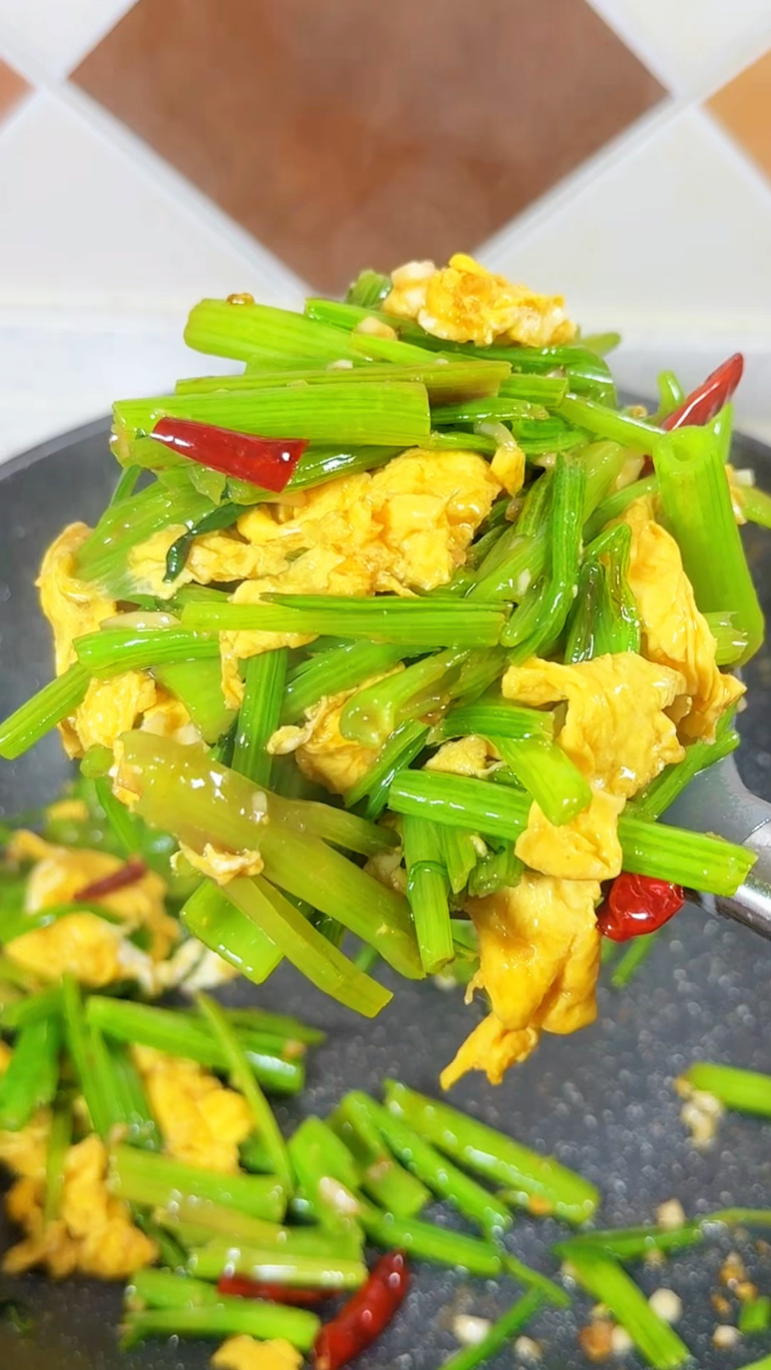 春天是吃菠菜的季节 这道菠菜梗炒鸡蛋值得试试 口感脆爽营养丰富