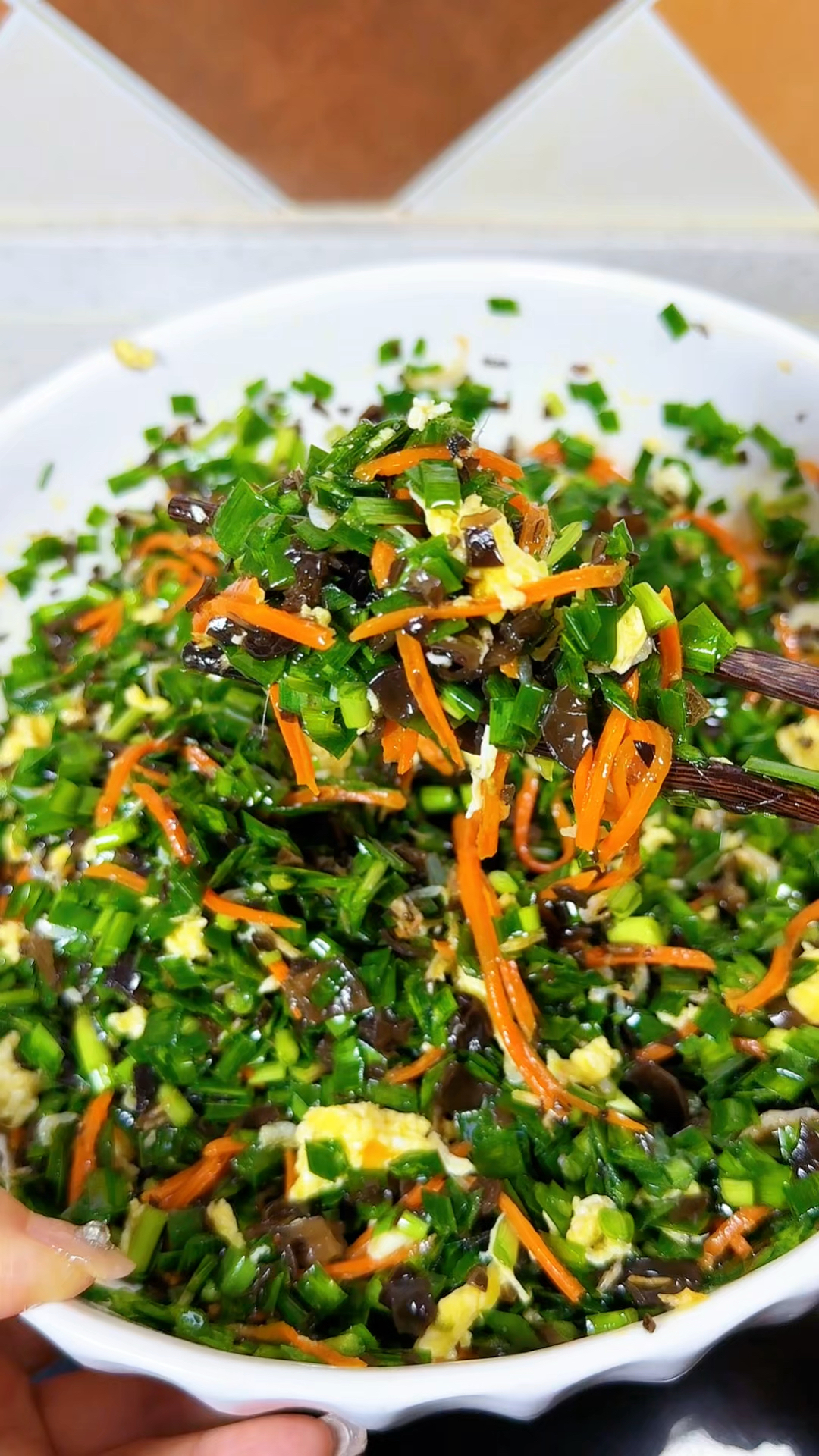 春天的头茬韭菜很有味 像我这样做个韭菜木耳鸡蛋大饺子 味道很鲜