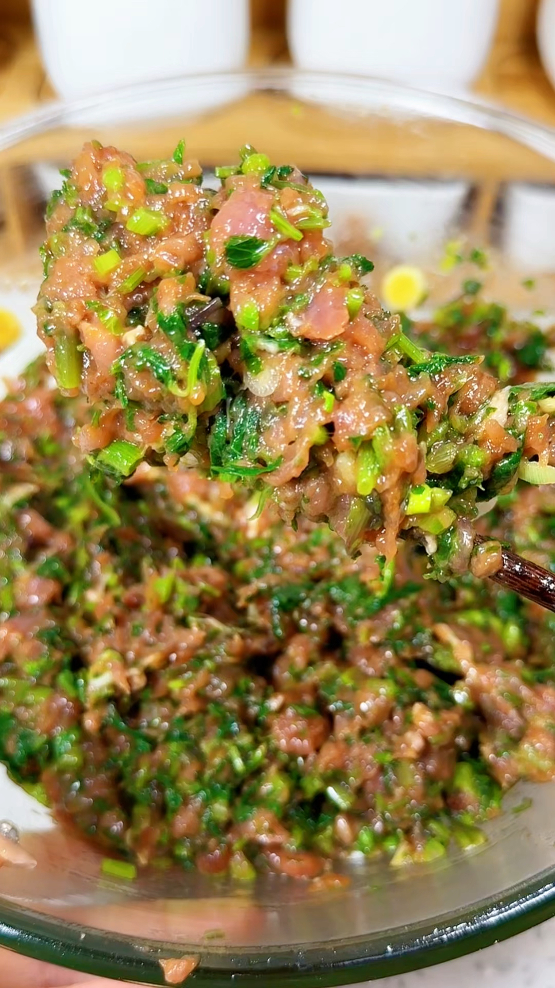 又到了吃野芹菜的季节了 像我这么做野芹菜猪肉馅饺子味道超赞