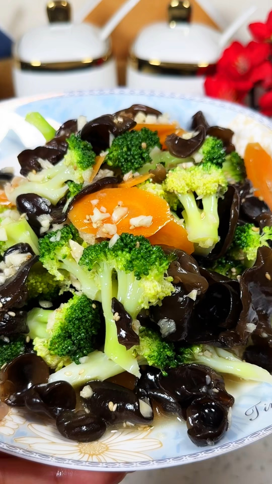 凉拌木耳西兰花让我天天吃都不腻 含丰富的膳食纤维和维生素