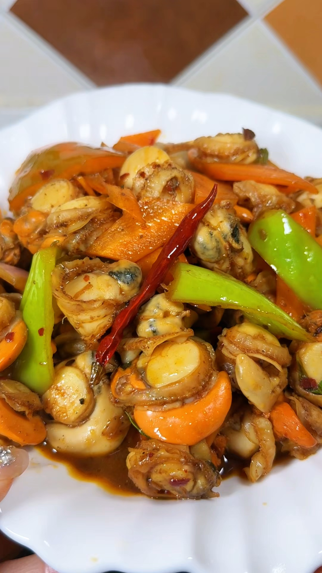 最近扇贝很肥肉质特别鲜美 简单的搭配辣椒一炒就嘎嘎好吃