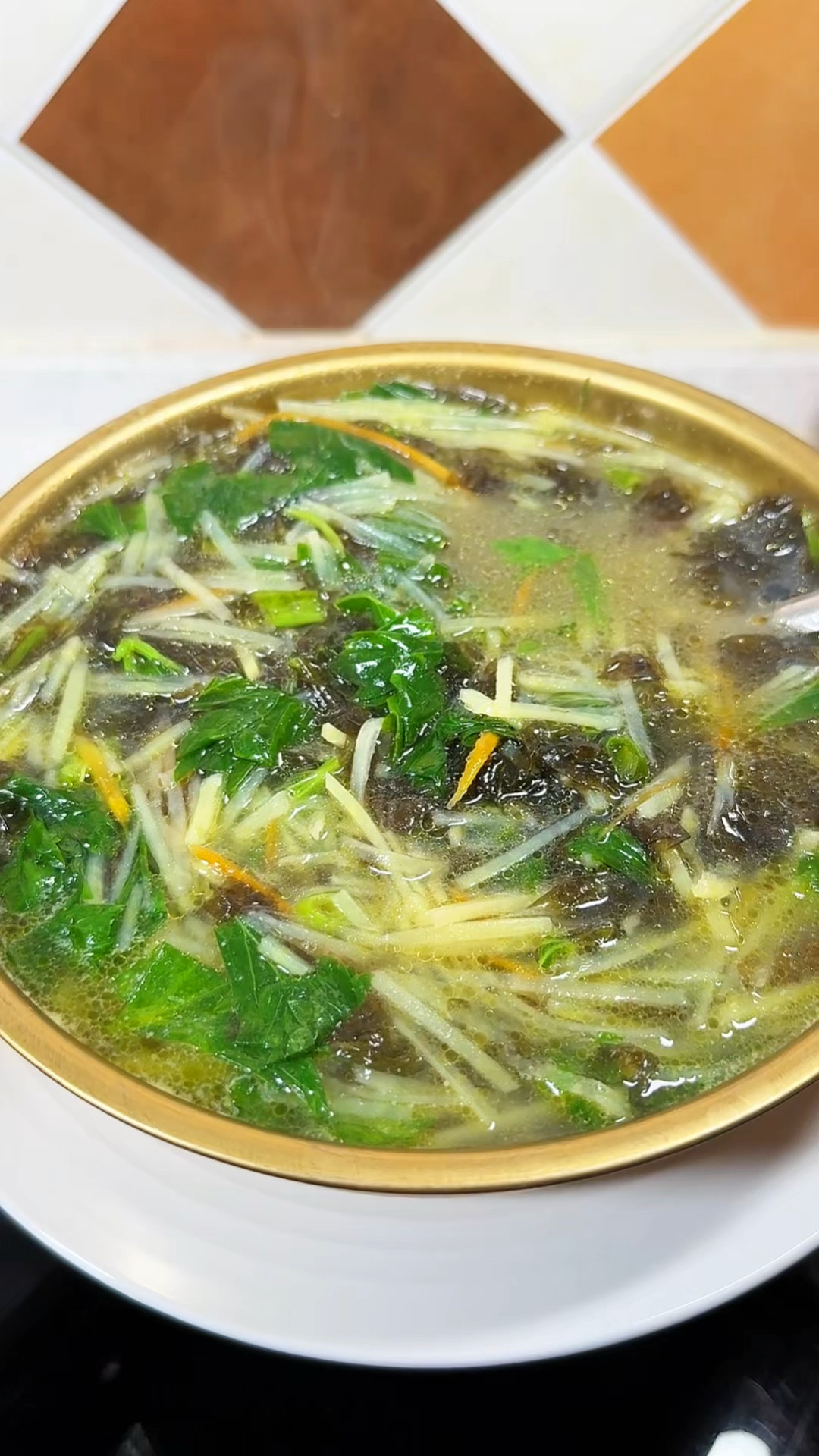 土豆丝汤像我这么做试试 切完不用洗也不用勾芡 味道超赞