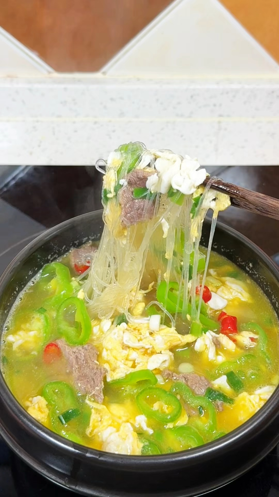 一个人不知道吃什么就试试这个鸡蛋牛肉粉丝汤 汤鲜味美营养健康