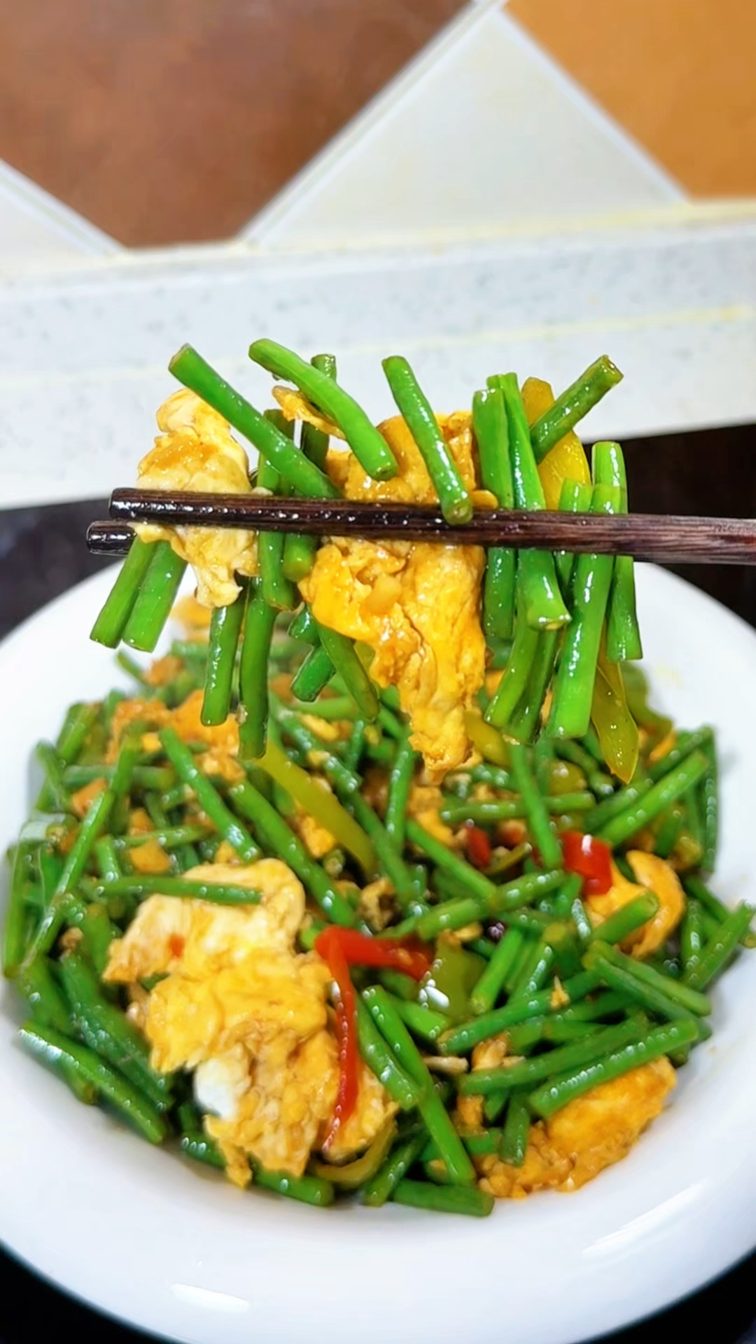 豇豆炒鸡蛋 从小吃到大的家常菜 加了泡椒的味道更好吃