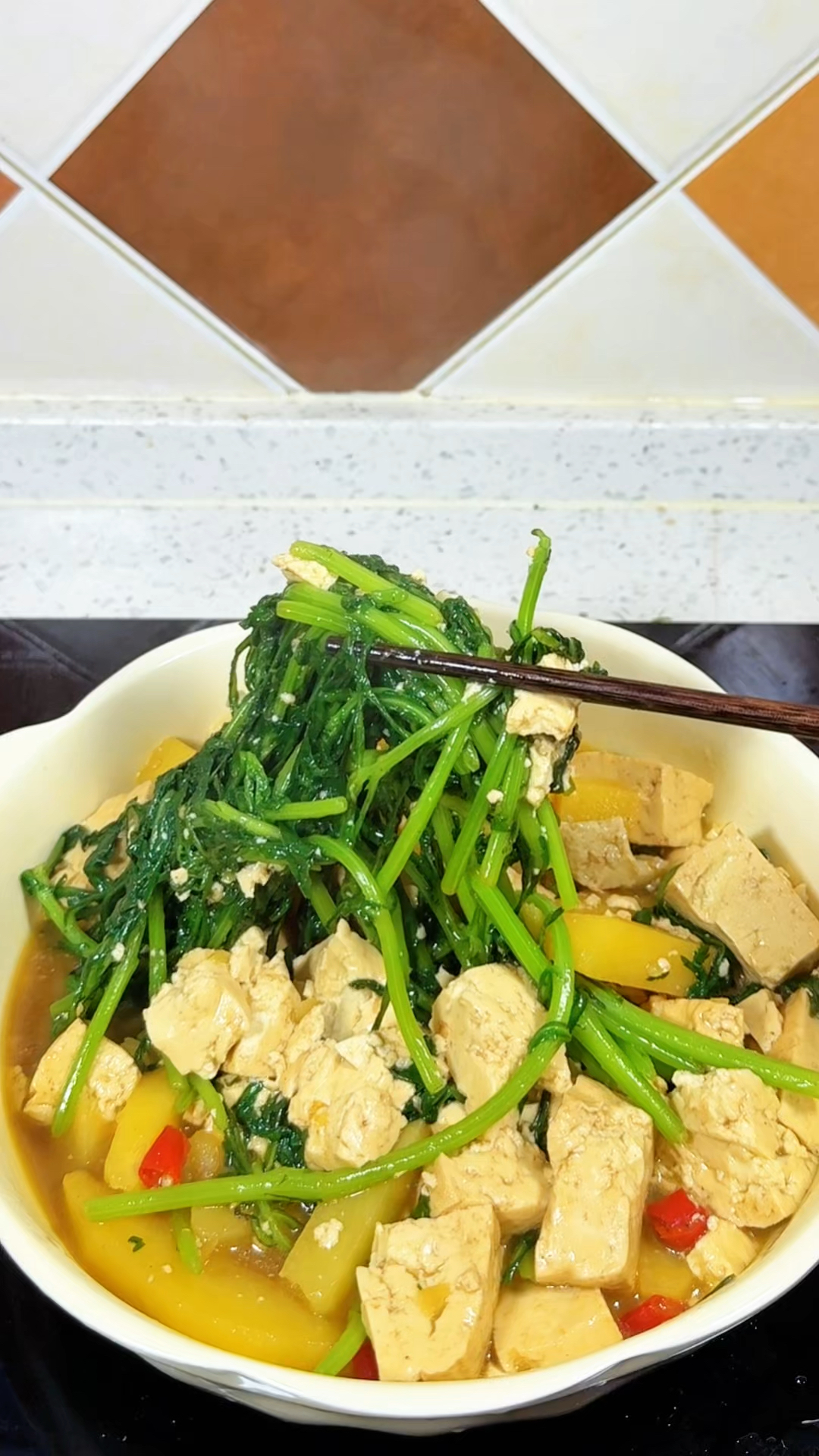 一个土豆半块豆腐 一把茼蒿轻轻松松做一道下饭的家常素菜