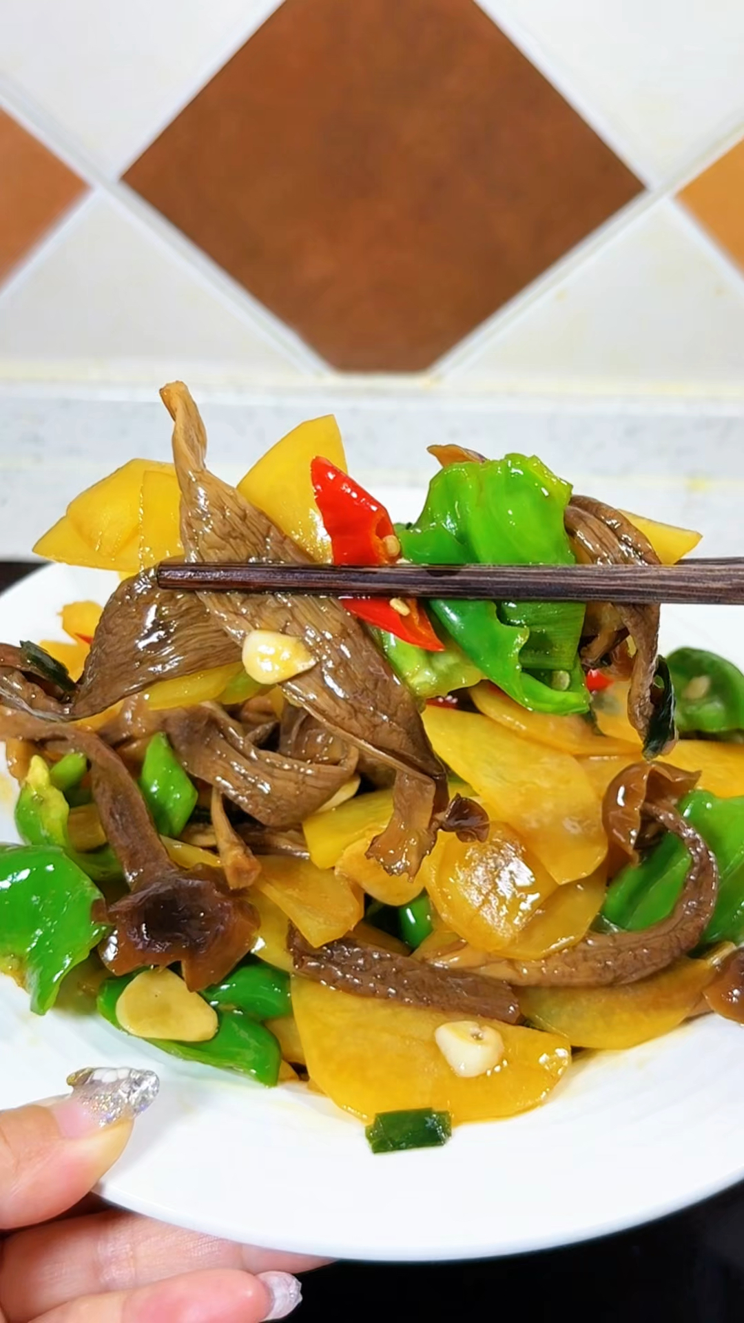 土豆片炒鹿茸菇经典家常菜 值得尝尝