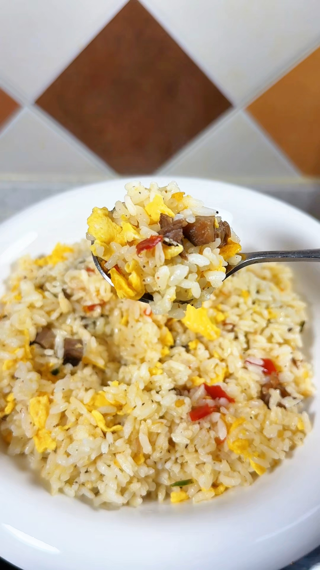 早上花五分钟给儿子做一份黑胡椒牛肉炒饭 做法简单味道特好吃