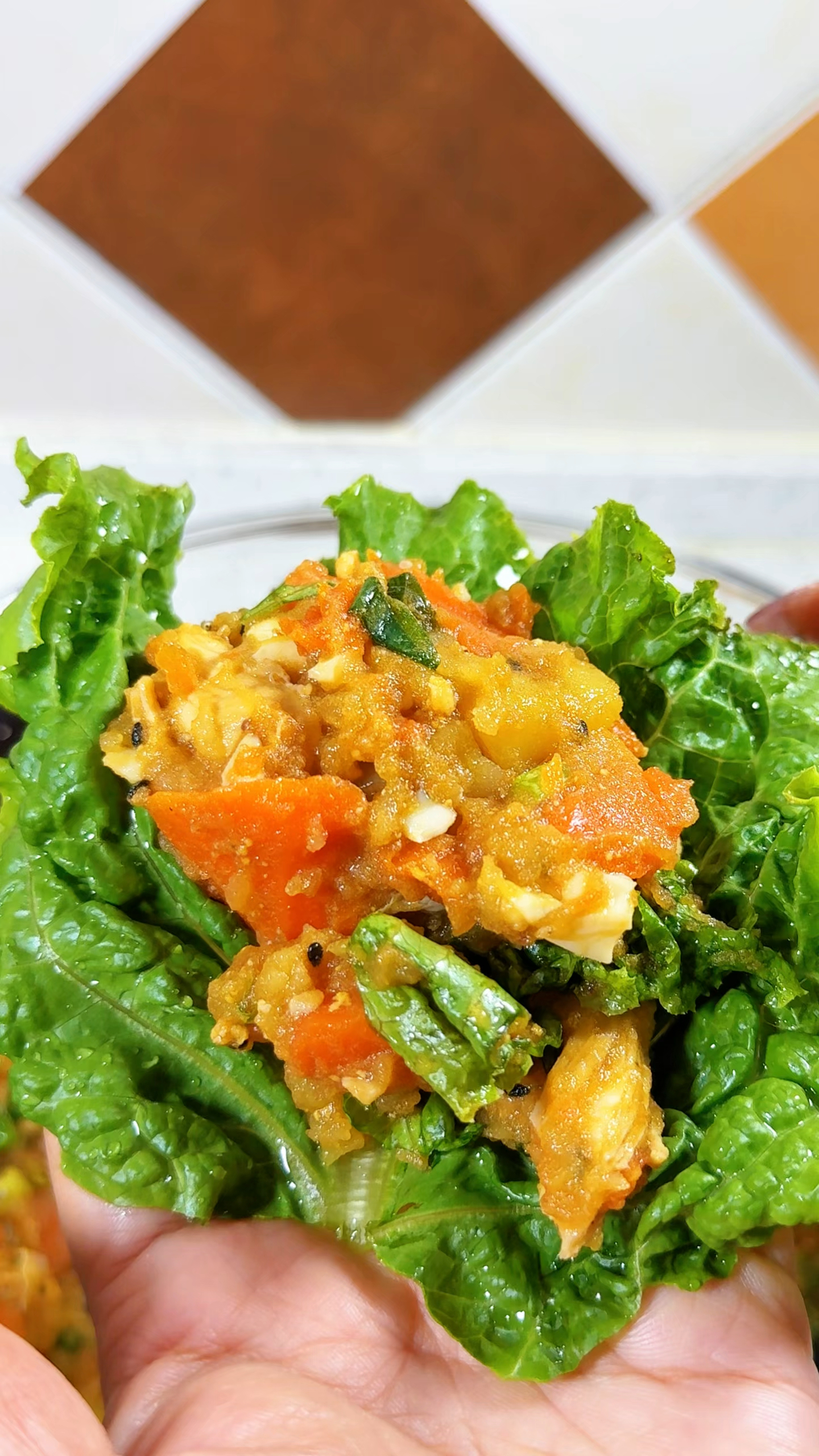 三个土豆一根胡萝卜三个鸡蛋一块鸡肉蒸熟这么一拌管理期当主食吃