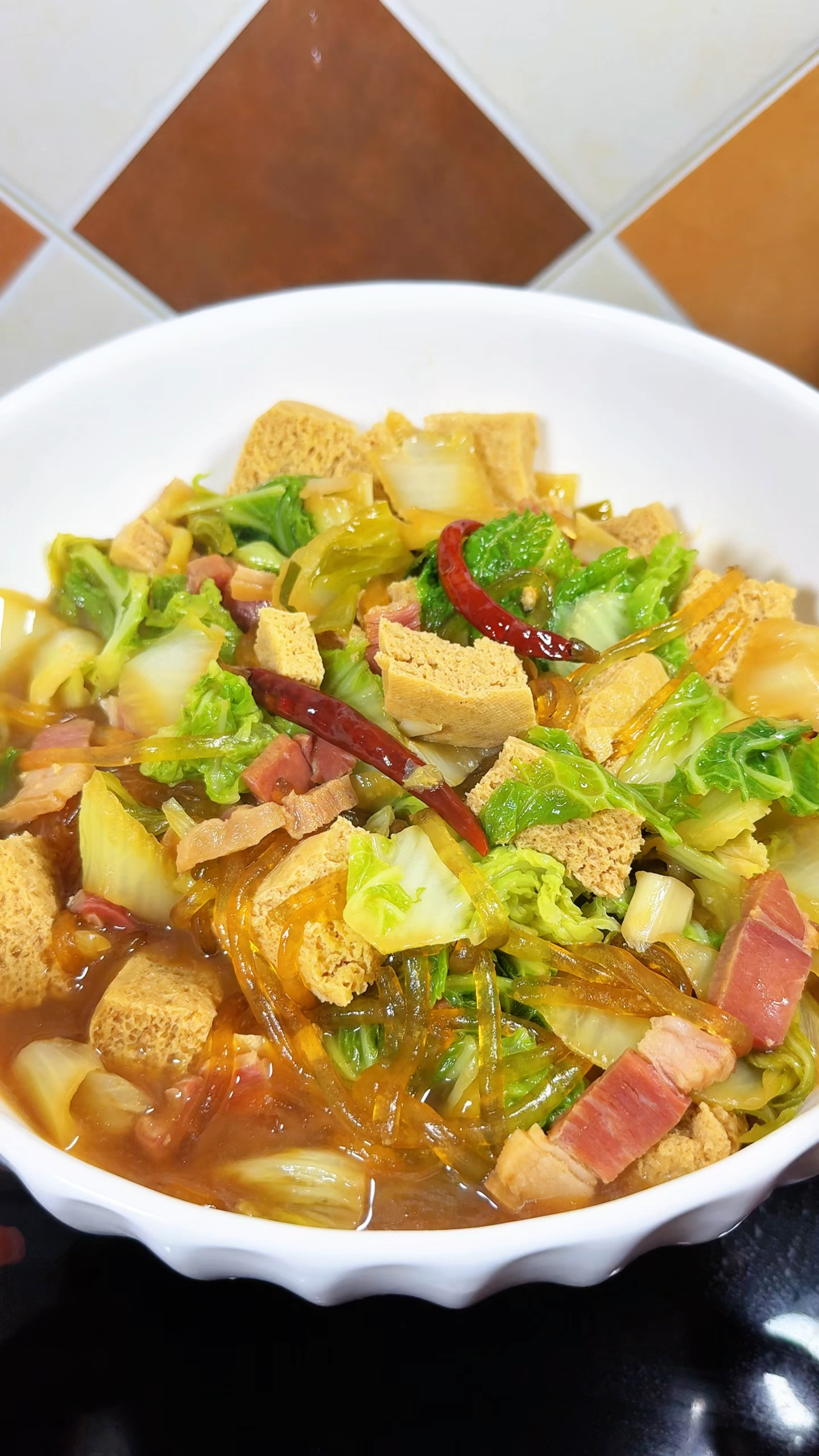 入秋以后就适合吃这种热乎的家常菜 大白菜粉条炖冻豆腐