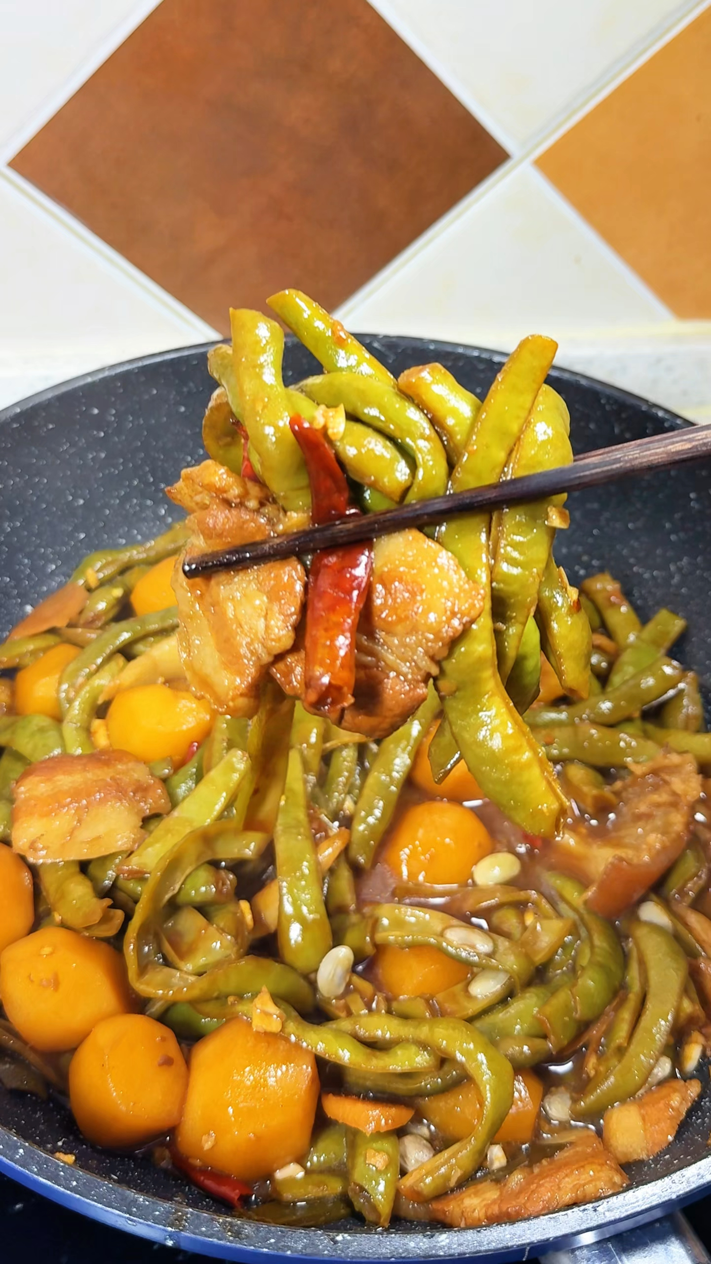 五花肉炖豆角经典家常菜 做法简单又好吃