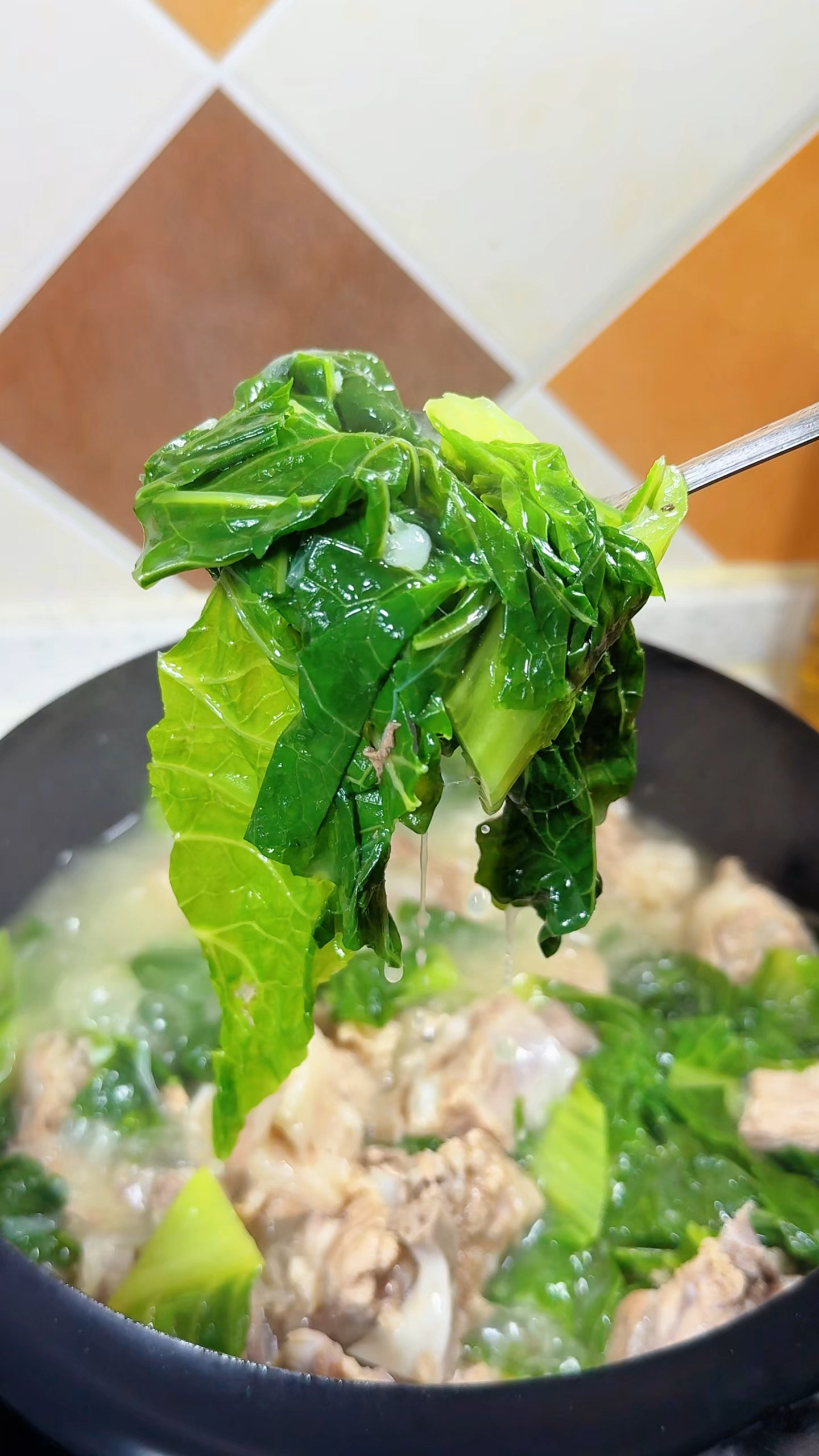 最近迷上了这个营养好喝的排骨白菜汤 味道鲜美口感香甜