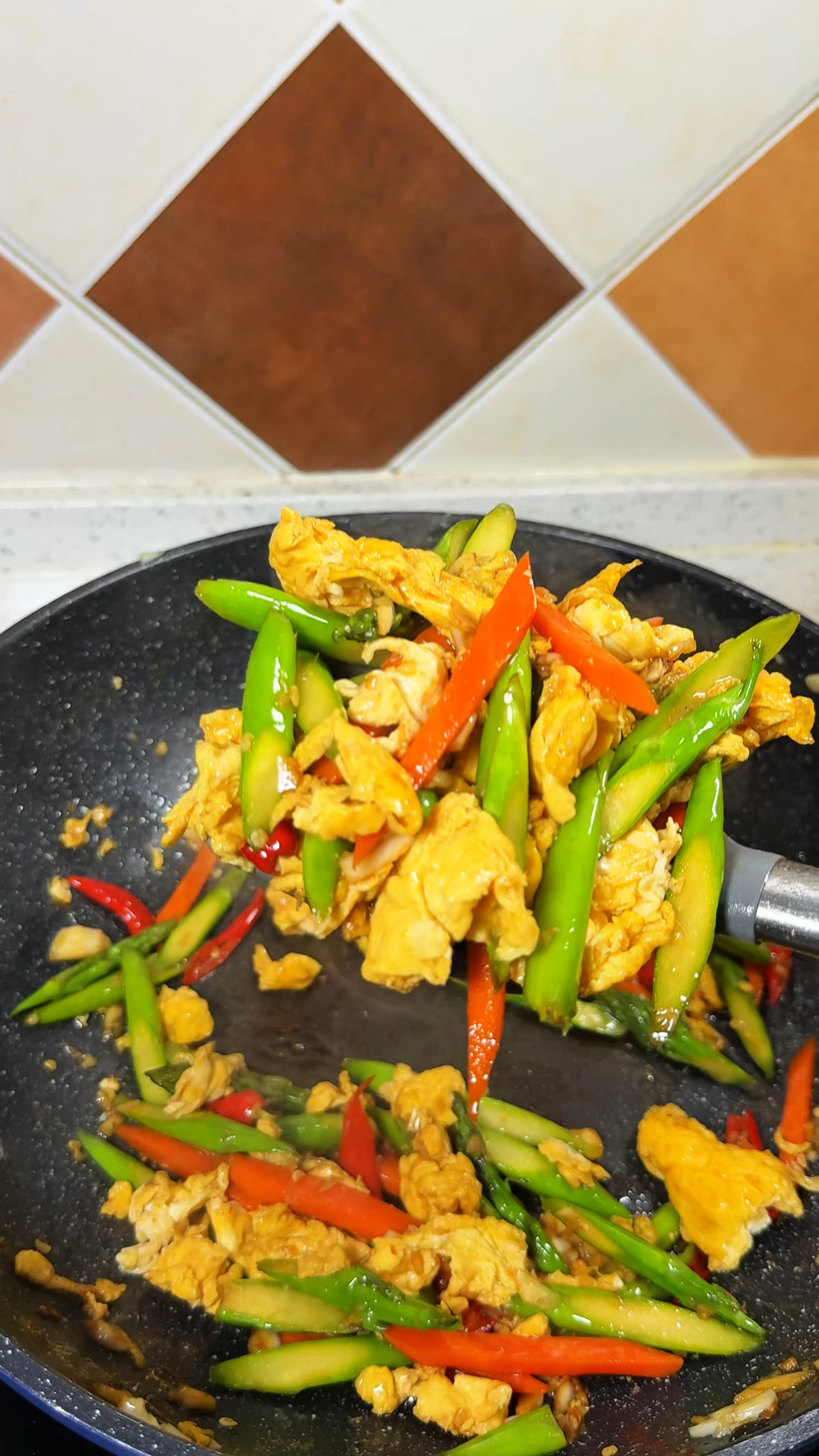 芦笋炒鸡蛋 经典家常小菜 人间烟火气最抚凡人心