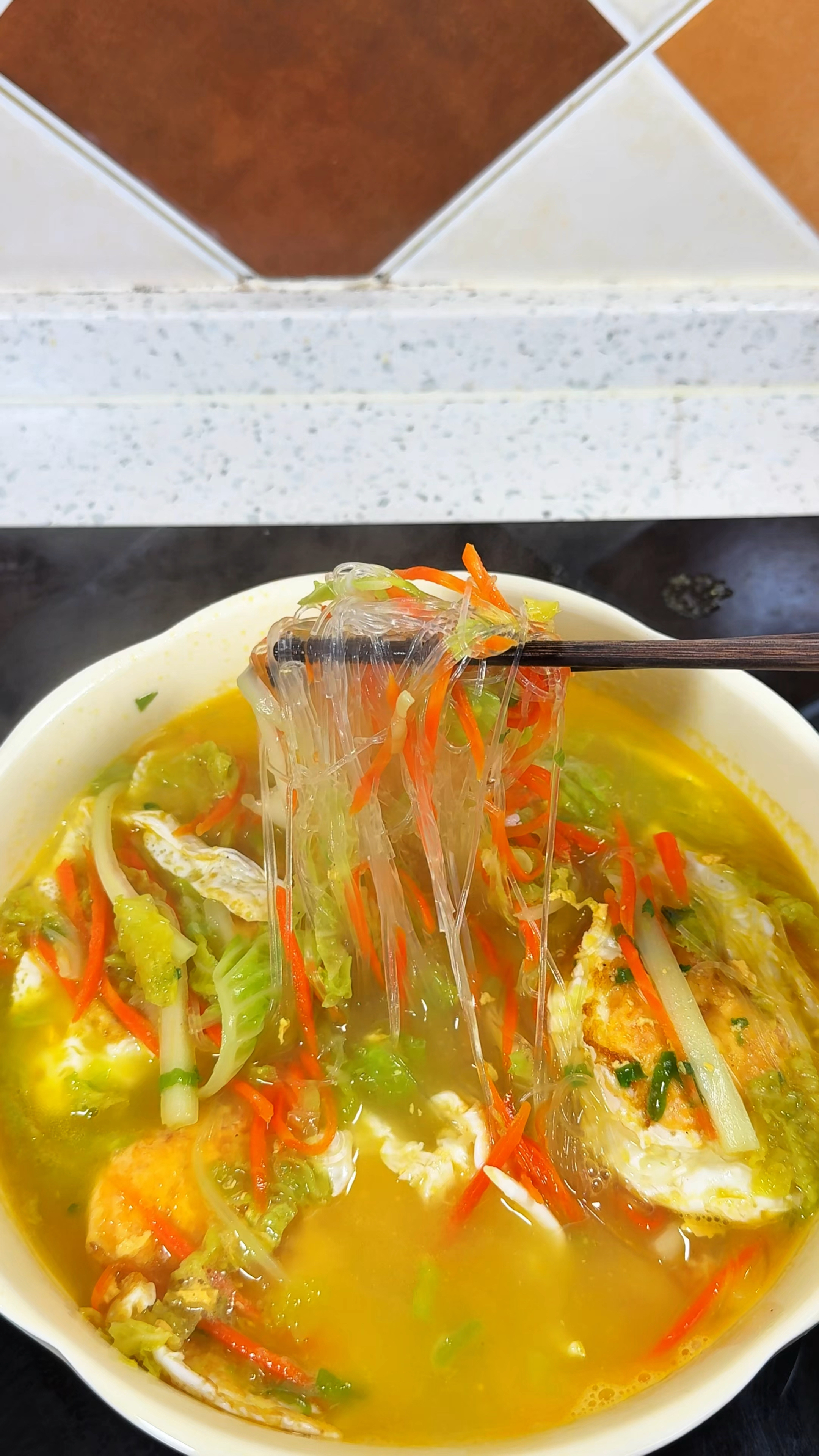 从小吃到大的经典家常菜 鸡蛋白菜粉丝汤 味道鲜甜嘎嘎好喝