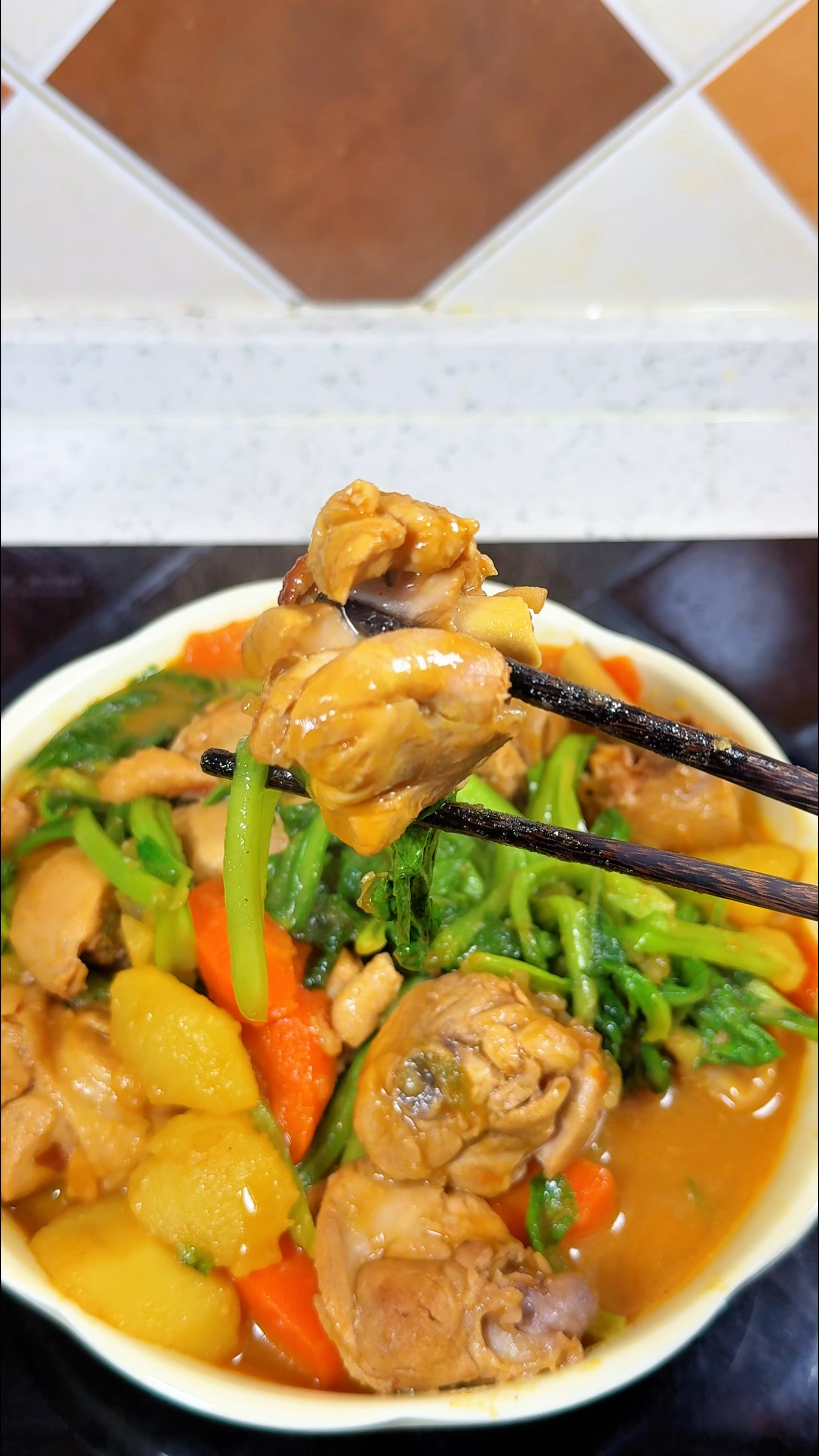 两个鸡腿一个土豆一根胡萝卜随便这么一炖味道就嘎嘎好吃