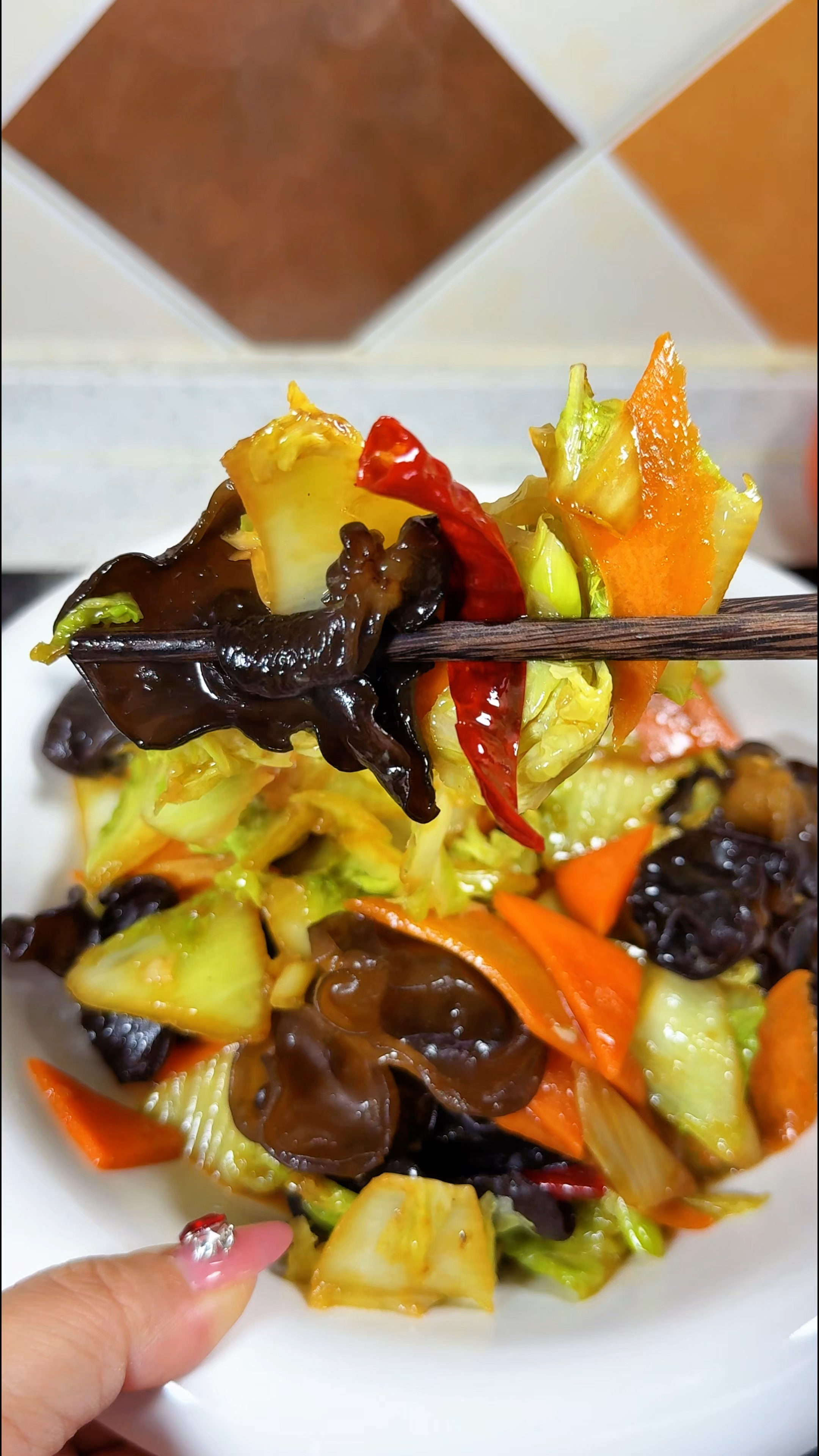 就我这小菜炒的给肉都不换 从小吃到大的白菜片炒木耳嘎嘎好吃