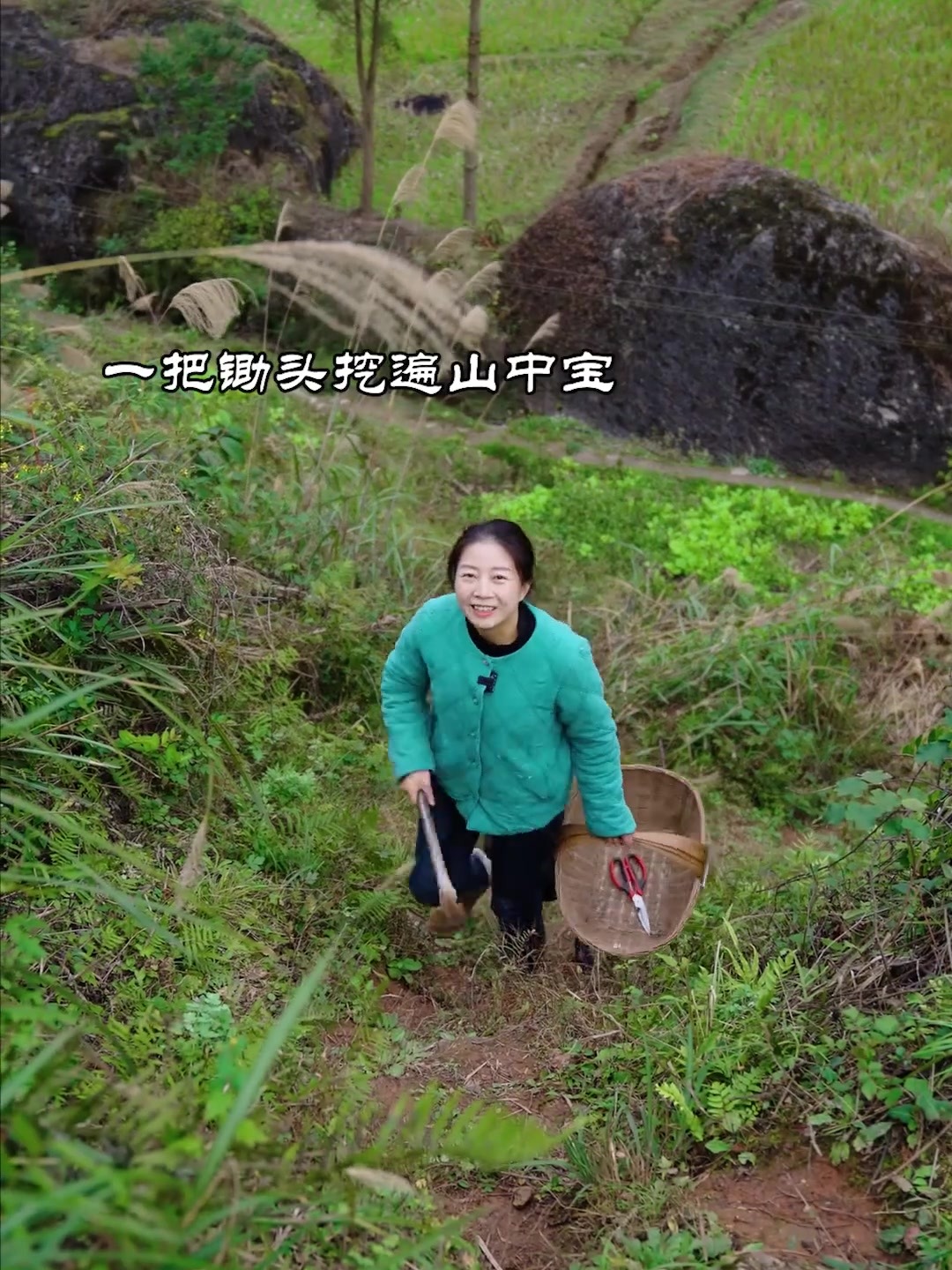 马上冬至了，挖点荠菜来下羊肉火锅，吃起香得很！开饭前先喝碗羊汤，整个人都暖和了！