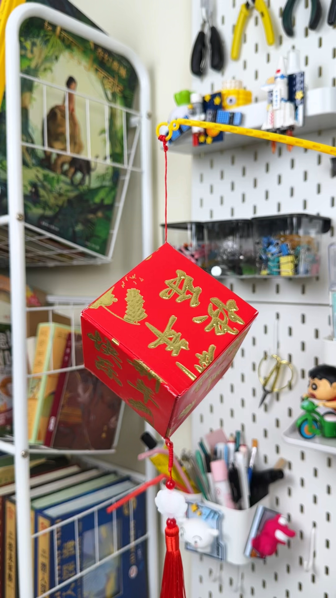 用红包做个好看的立方体灯笼,非常简单,带小朋友动手试试吧