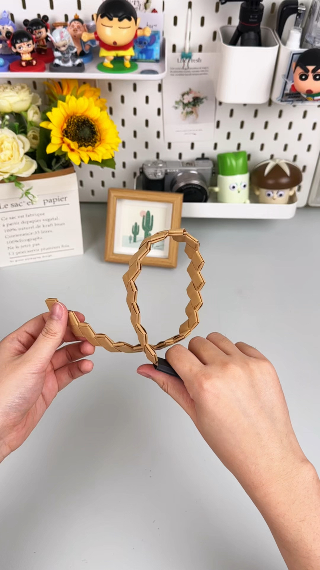 教你用纸做一把帅气鞭子,结实耐玩,带小朋友动手试试吧