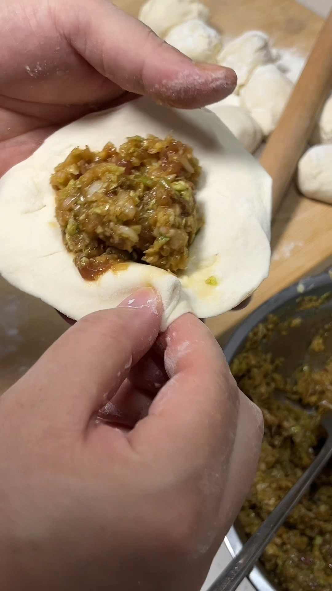 皮薄馅大的包子，搭配一碗大米粥，营养又美味