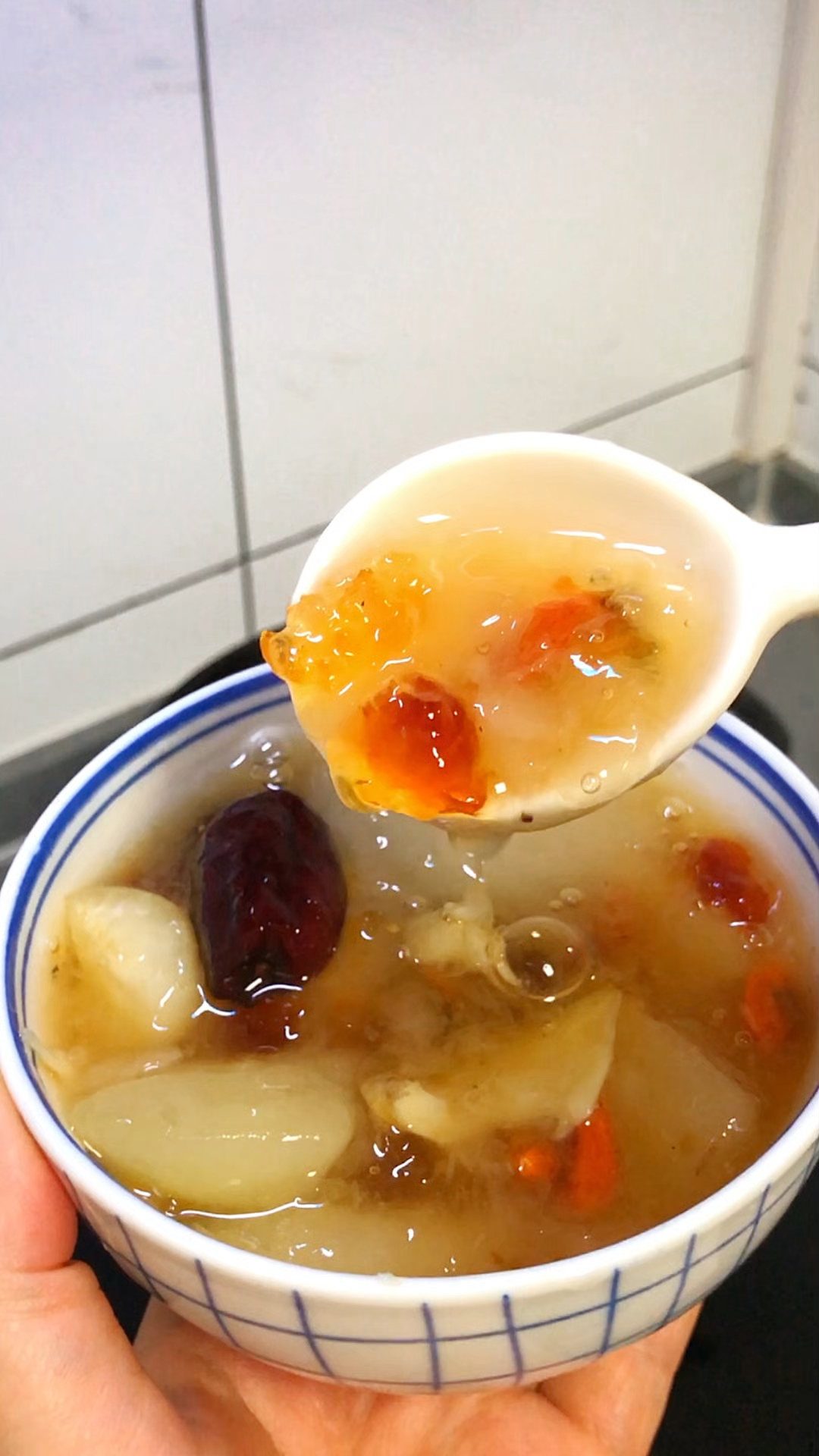 干燥喉咙不舒服?赶紧来熬这锅银耳汤!喝完嗓子润润的