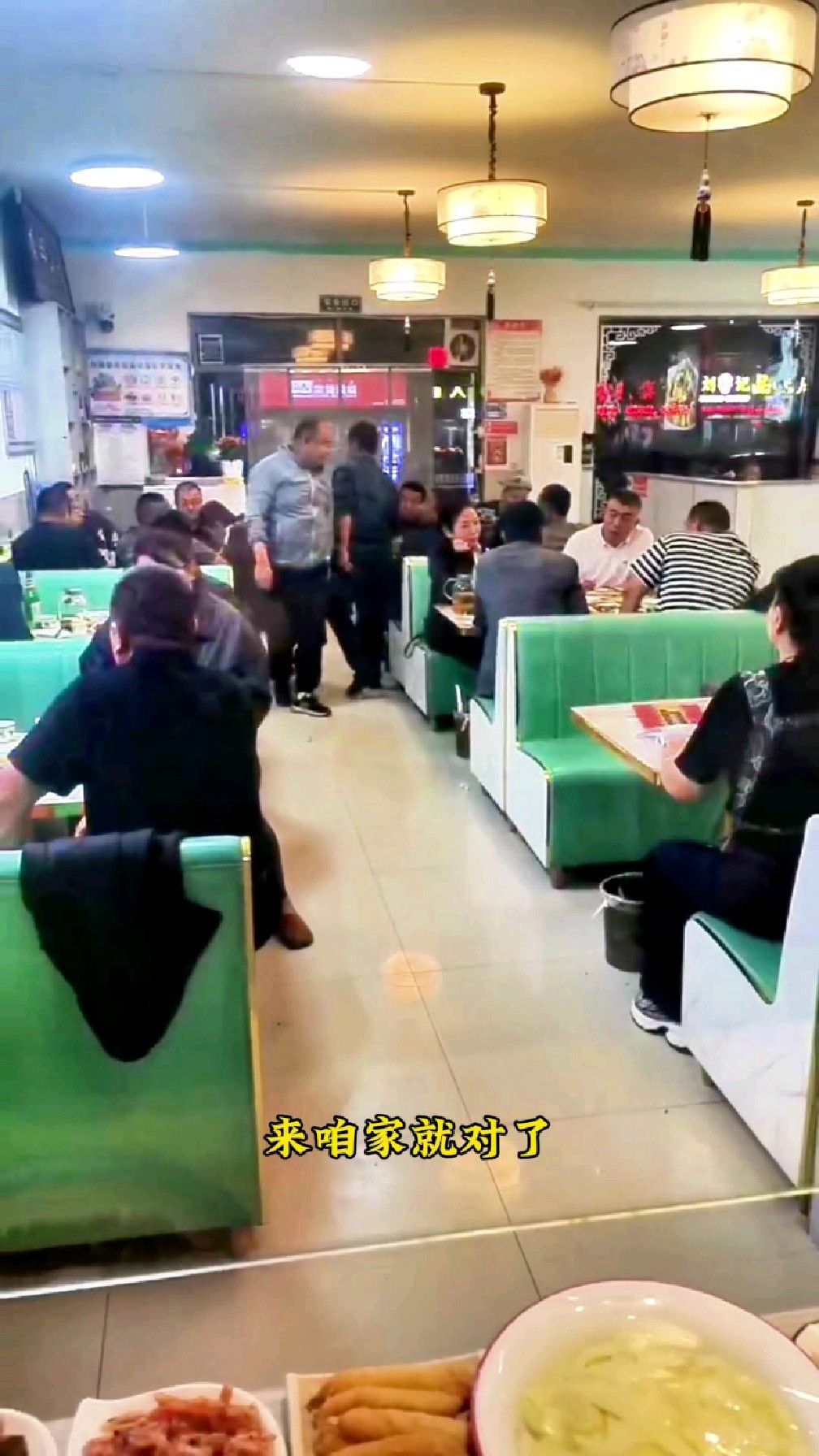 这家店太火爆了,烩菜真是一绝,每桌都在夸!