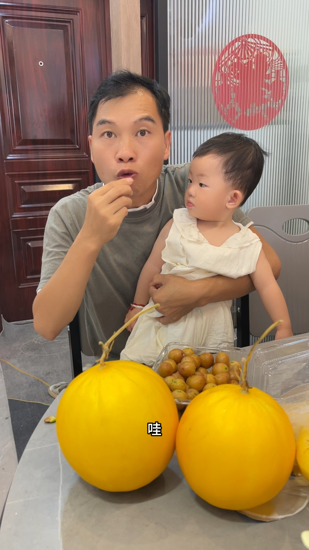 炮哥当着宝宝面吃黄皮果,结果宝宝看着口水流,太逗了
