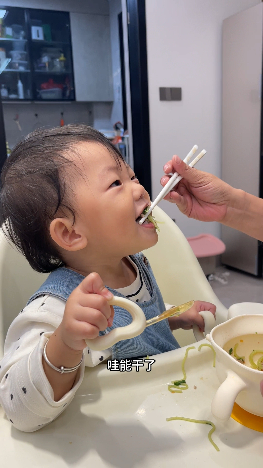 媳妇晚餐给宝宝吃面条,结果宝宝好喜欢吃,太好了