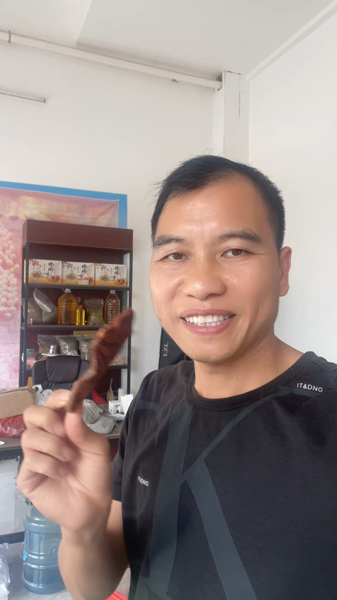 广西鸡血藤像木头一样，没想到还能泡茶喝，太神奇了