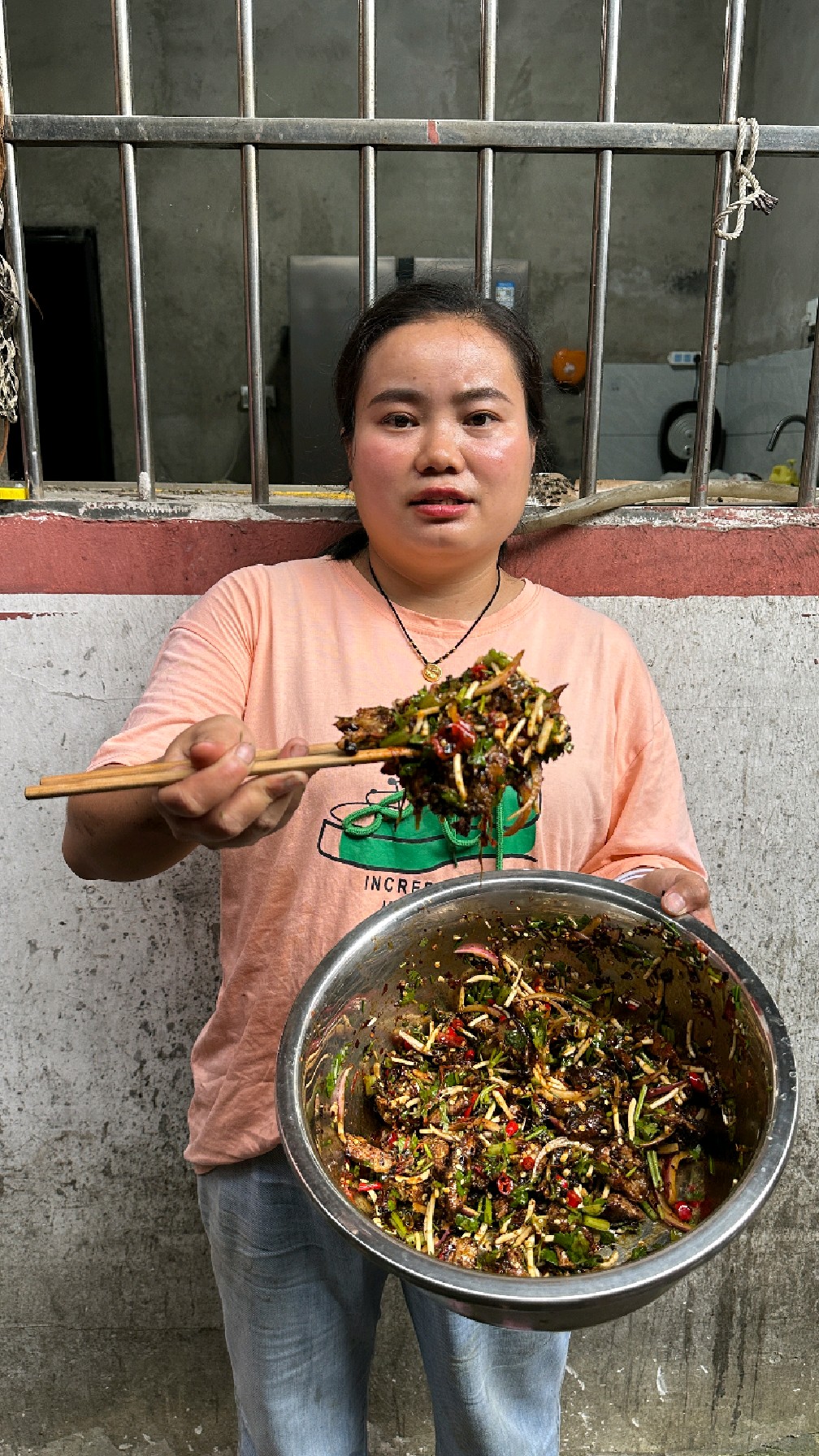 炭火烤牛肉，和木姜子烧辣椒一起凉拌，太香了