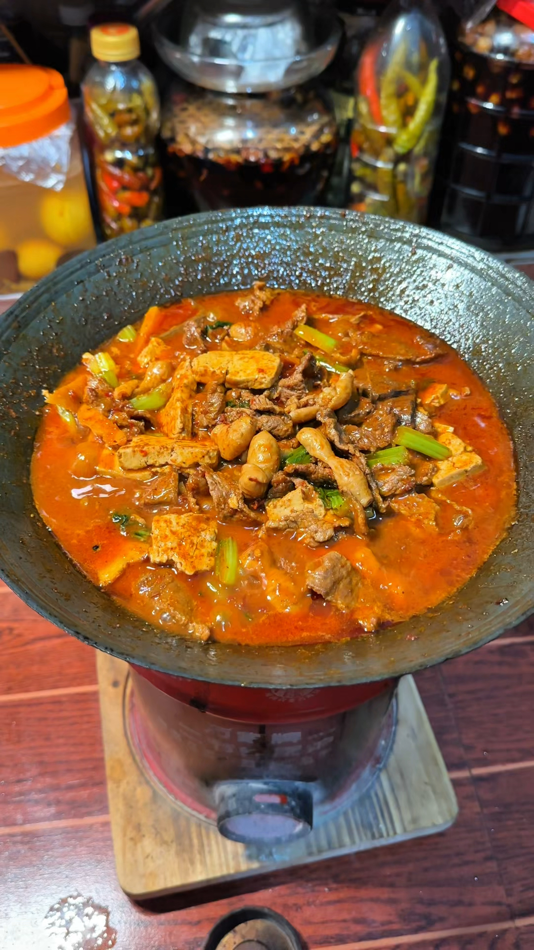 贵州特色美食，虾酸牛肉肥肠火锅，下饭太香了