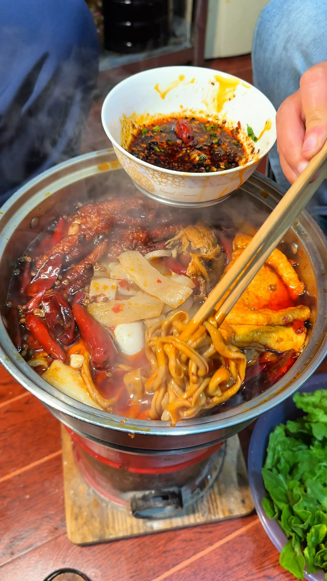 冬天就是吃火锅的季节，围着柴火炉吃麻辣火锅太香了