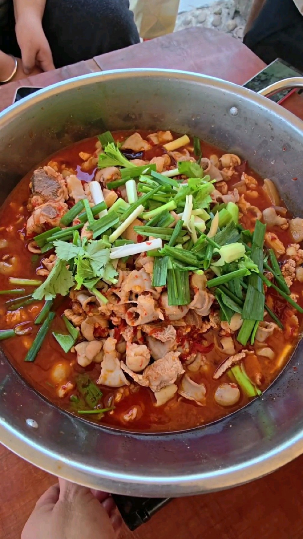 贵州农村赶大集,必吃的猪杂锅汤,太下饭了