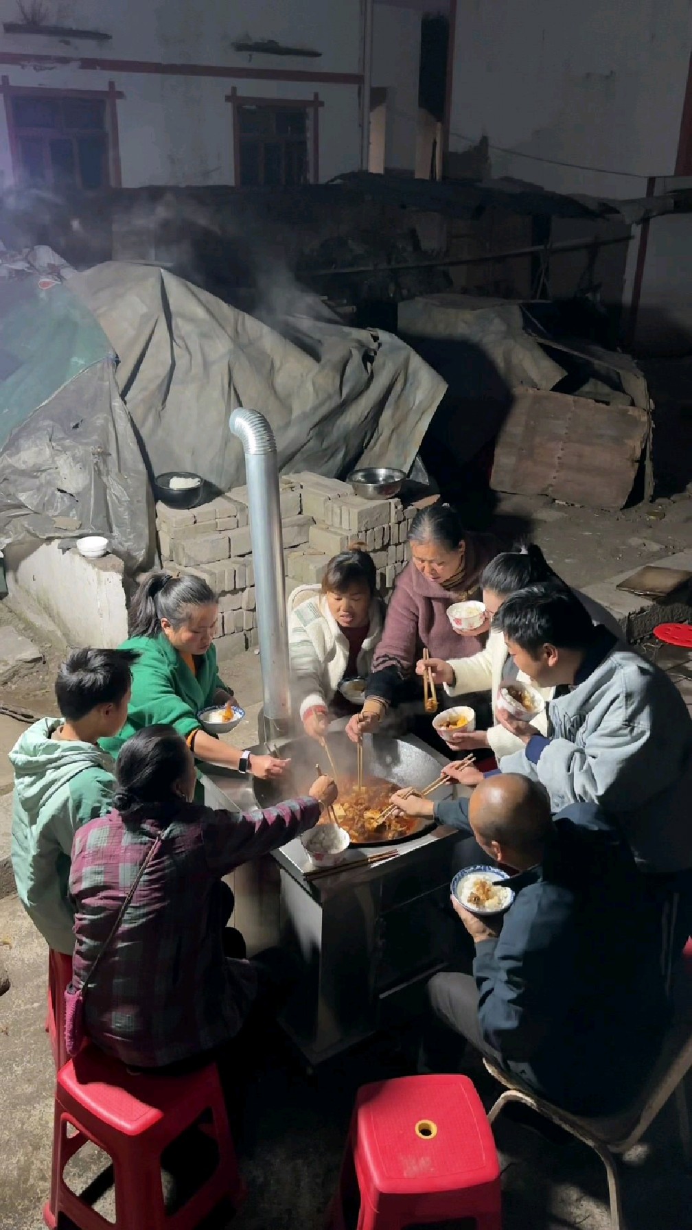 农村围着吃稻香辣子鸡火锅太香了!