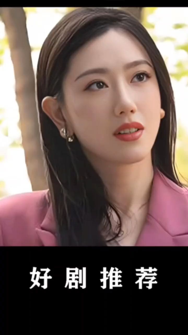 老头意外钓到了一条金鲤鱼 却被鲤鱼拖到了河里